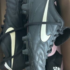 Nike Kids/Womens Tiempo soccer cleat with Shin Guards